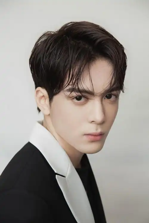 95后男星人气榜曾舜晞名次飙升王俊凯蔡徐坤竞争激烈第1是憨憨