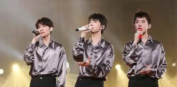 同游环球影城,情侣纹身曝光_郑小萌_郑晓_组合