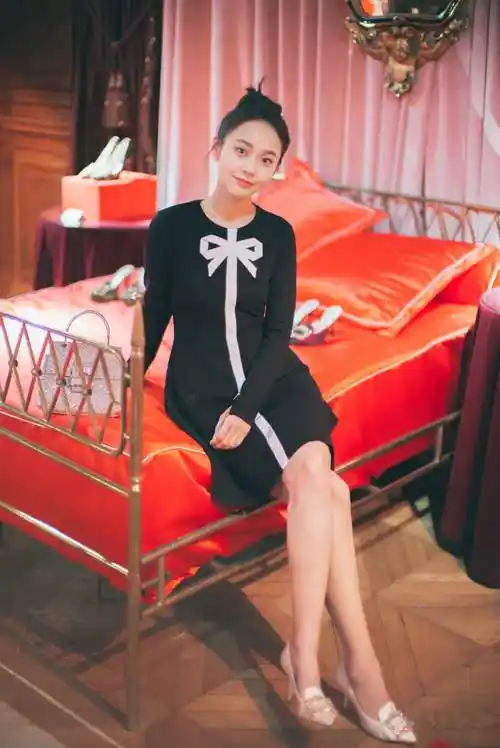 张佳宁巴黎时装周释放时尚表现力 抽象碰撞印象__凤凰网