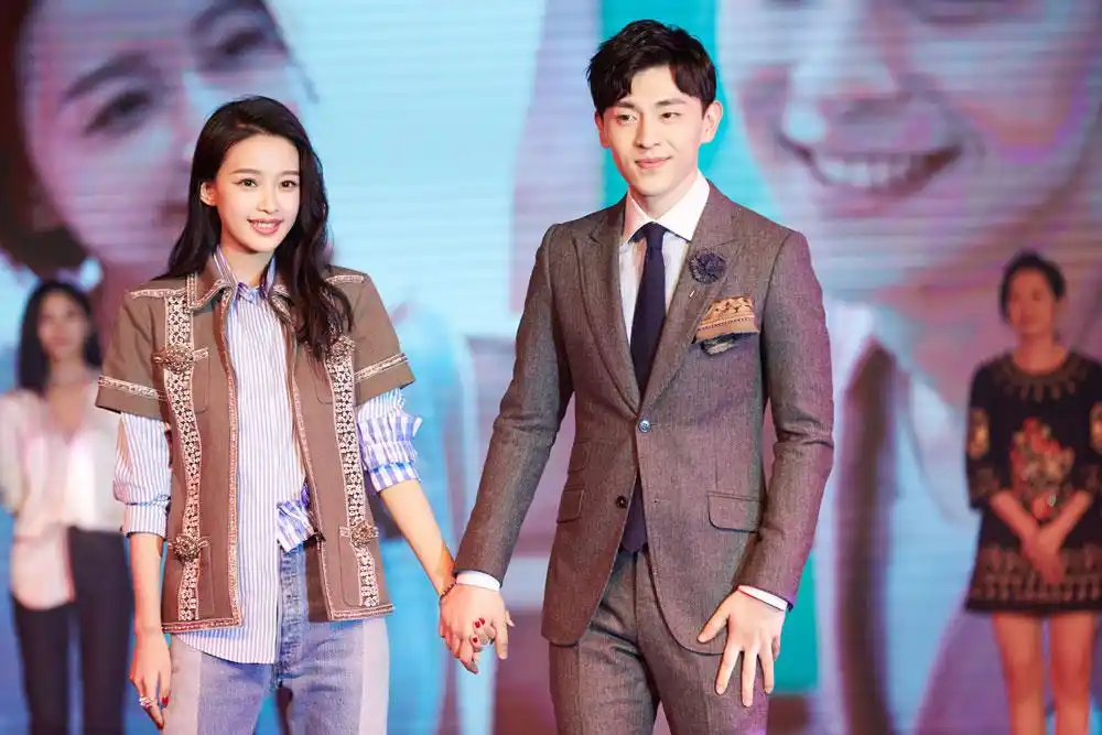 《因为遇见你》将播 邓伦现场"求婚"孙怡