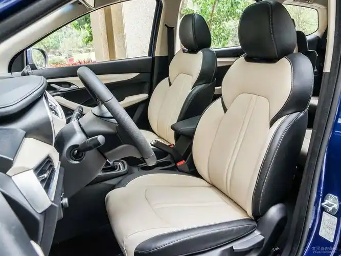 宝骏360内饰呈现出朴素的设计风格,很符合该车气质.