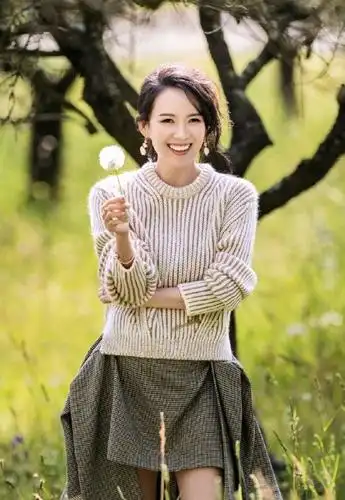 41岁章子怡穿搭造型很高级,穿杏色针织衫配灰色短裙,优雅又大气