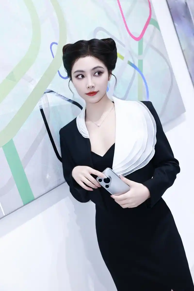 许佳琪丸子头配黑色长裙,优雅十足好迷人.