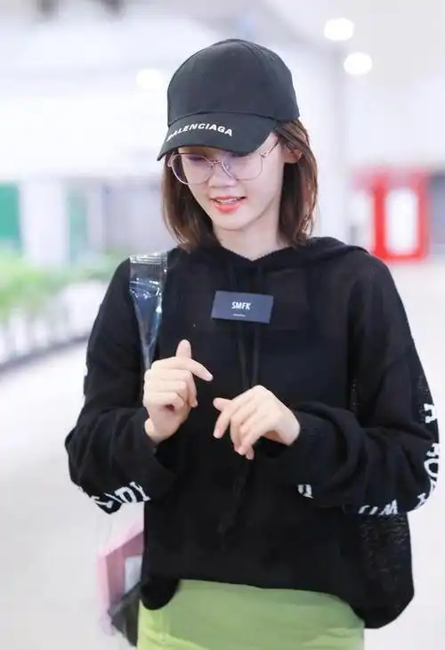 苗苗气质太独特,穿黑色卫衣配绿色短裙,素颜一脸温柔看着舒服|裙子|毛