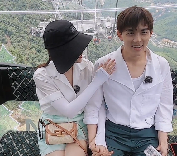 张雨绮给男友把脉,李柄熹手放的位置是"男友专属",暴露占有欲