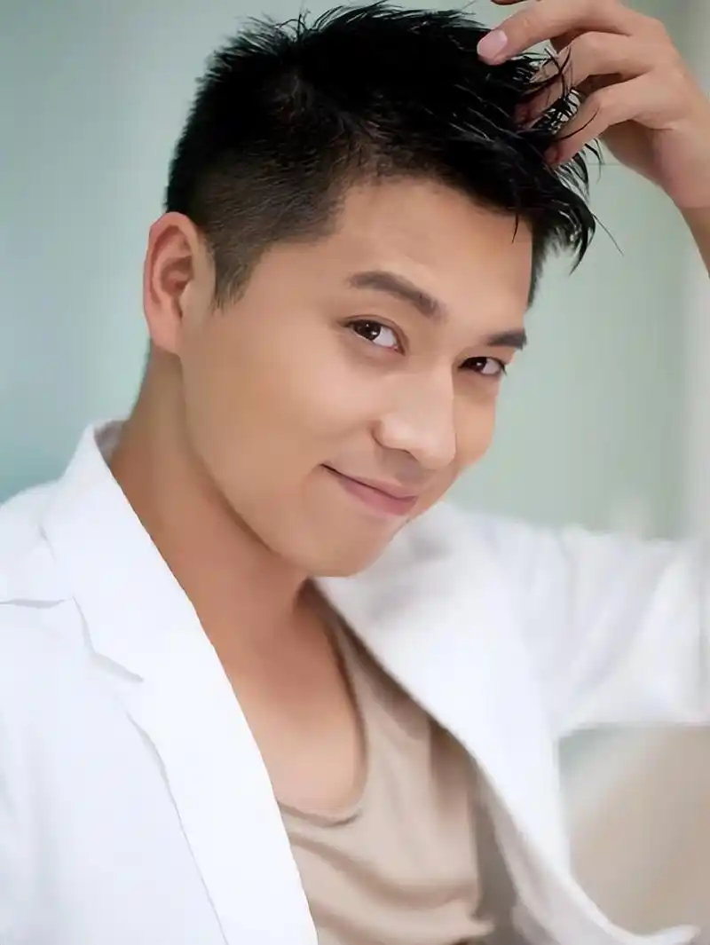 演员王雷:娶相爱6年女友李小萌,结婚9年无绯闻,40岁成视帝