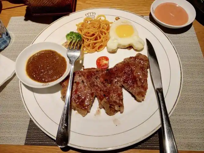 请朋友来吃牛排  两个人点了一份双人套餐套餐内容两个人吃很合适两份