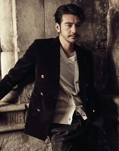 金城武棱角分明的帅脸,再加上独特的贵族感,跟赌王气质确实有几分相似