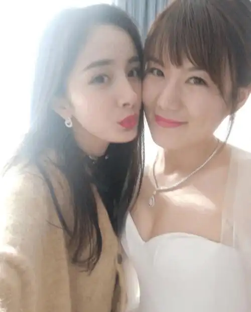 杨幂戚薇同一天登上微博热搜,网友:戚哥好老板,幂幂好姐妹