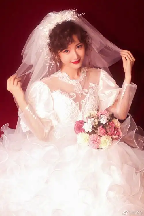 毛晓彤复古婚纱照写真