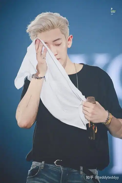 有没有朴灿烈五巡大背头的照片啊