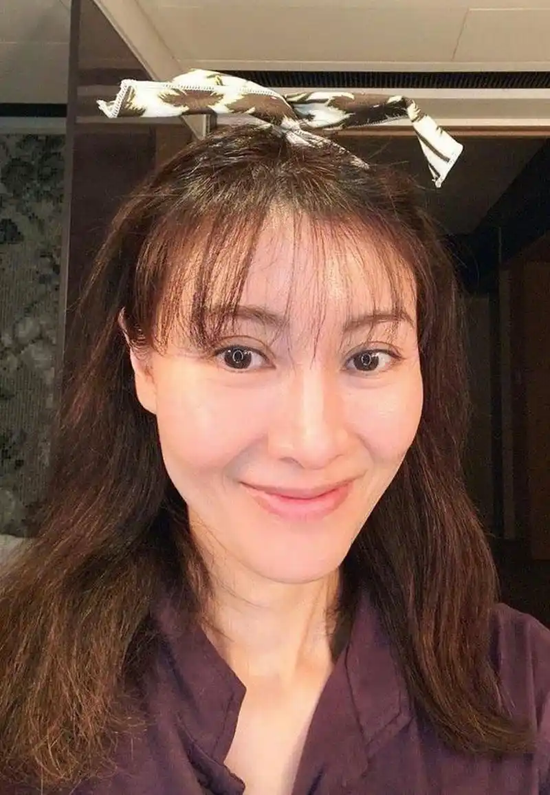 李嘉欣素颜状态,脸上没有什么皱纹