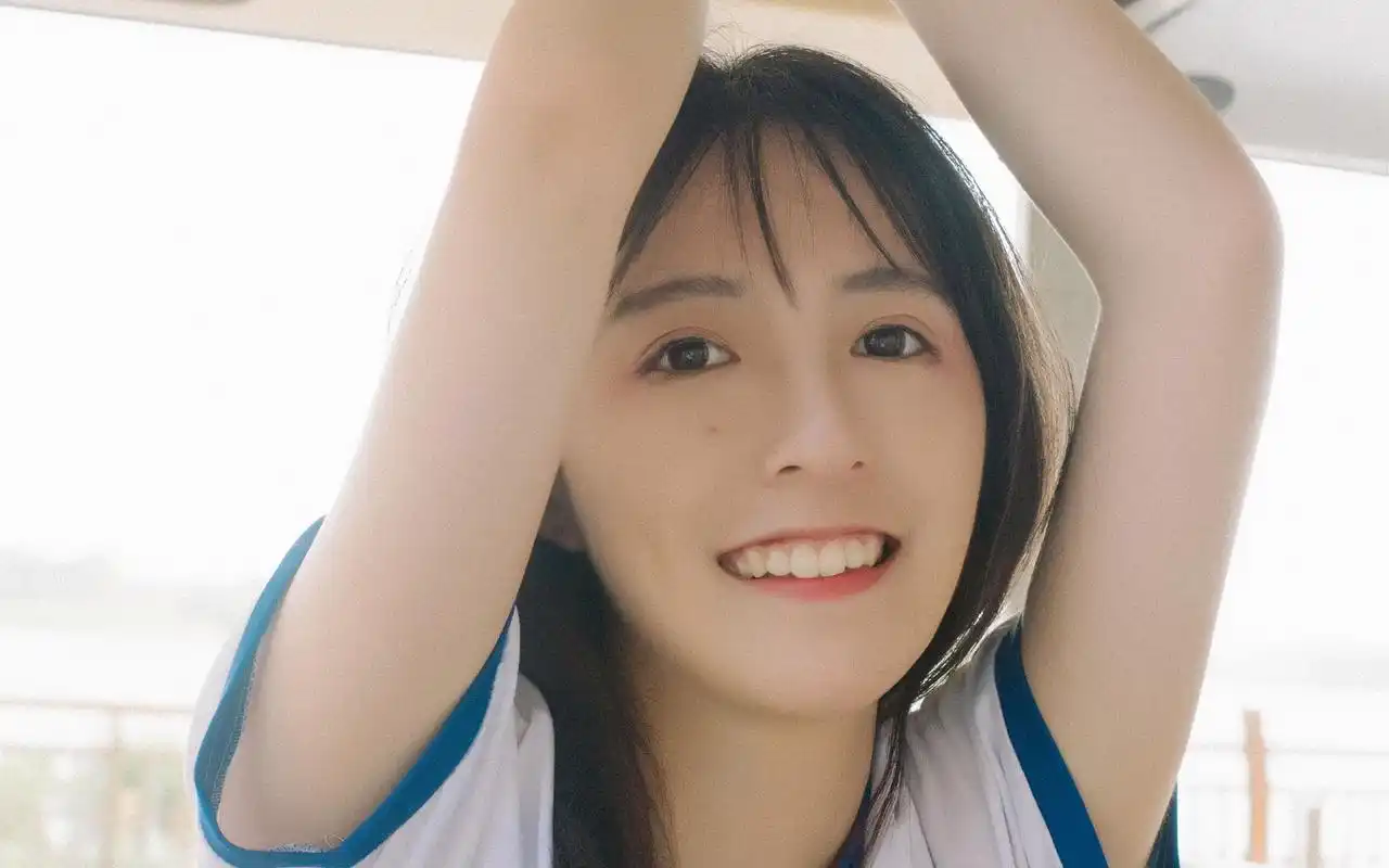 短发美女运动服清新写真图片壁纸