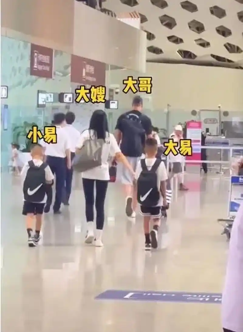 易建联夫妇都是大个子,易建联身高2米12,妻子荆灵1米74,如今俩儿子