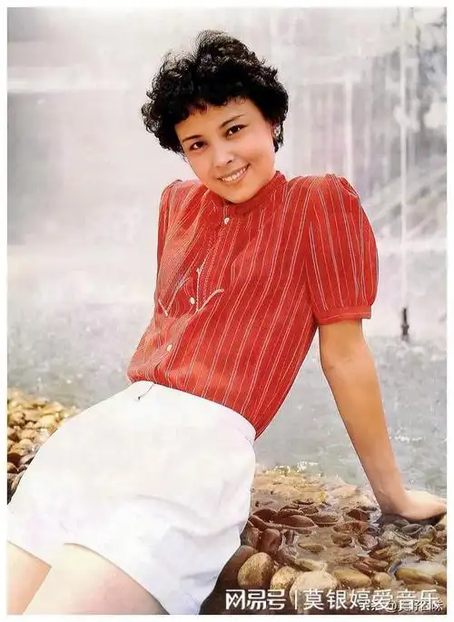 1980年,在电影《胭脂》中饰演王春兰,首次登上银幕.