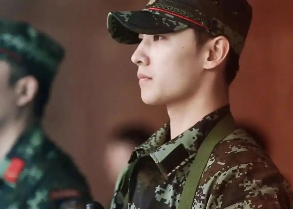 军艺校草转型硬核兵哥杨洋的寸头军装a到爆