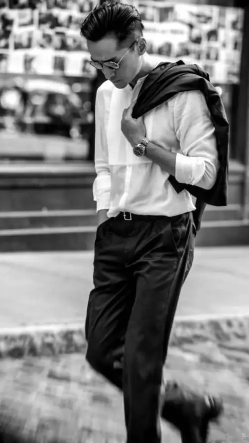 胡歌和易烊千玺隔空互飙演技,看到硬汉造型,腹肌上的"腹毛"亮了