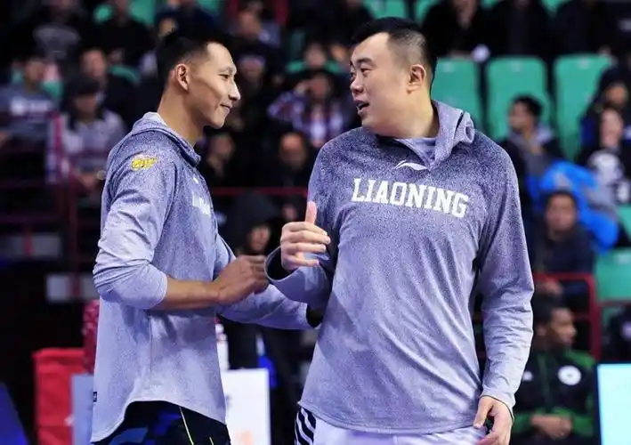 辽篮的"易建联"!33岁却一反常态上演灌篮,追随杨鸣并不为钱_韩德君