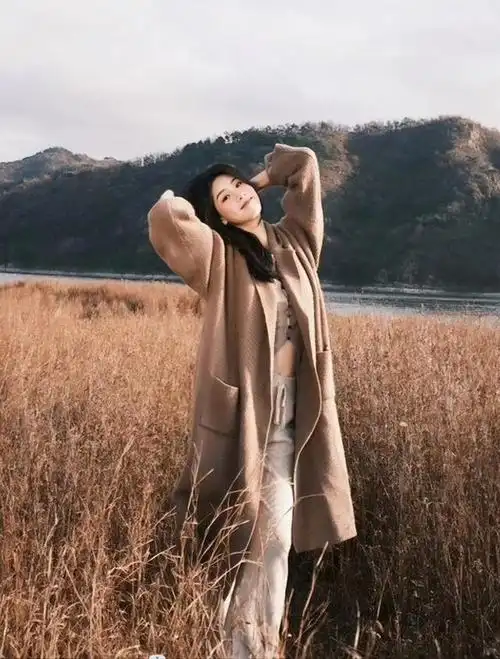 9个拍照姿势,简单易学,荒草地也能拍好看照片