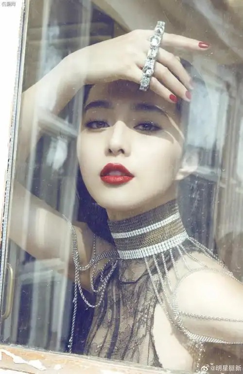 《elle》杂志范冰冰穿典雅低胸紫裙