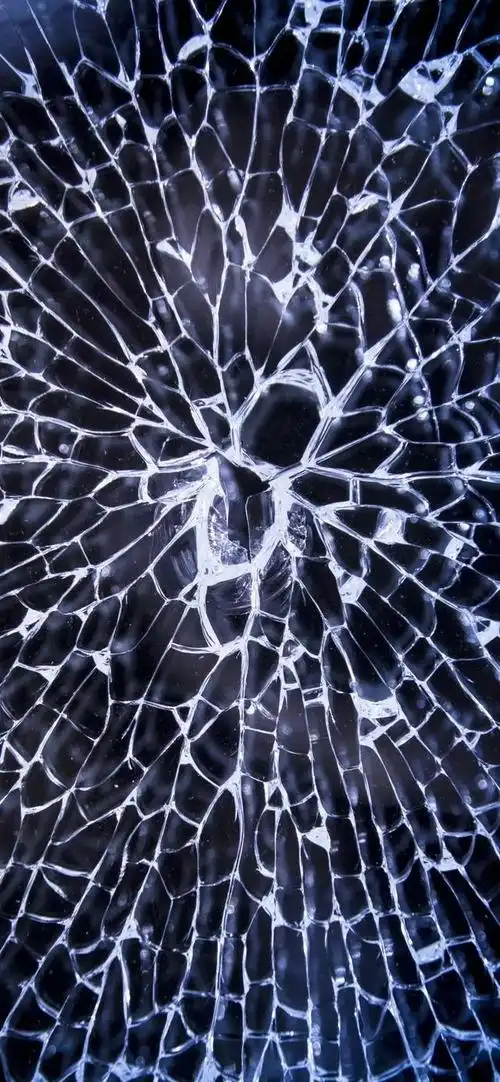 比如,选择一张恶搞壁纸,让碎屏变得不再那么让人烦恼.