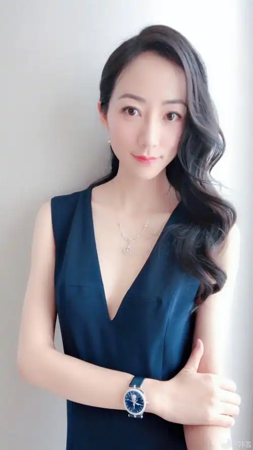 韩雪获奖晒自拍美颈深v性感抚媚 百万名表亮了有钱任性