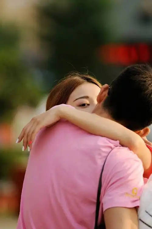 身穿情侣装的一对情侣大街上大胆秀恩爱视旁人为空气