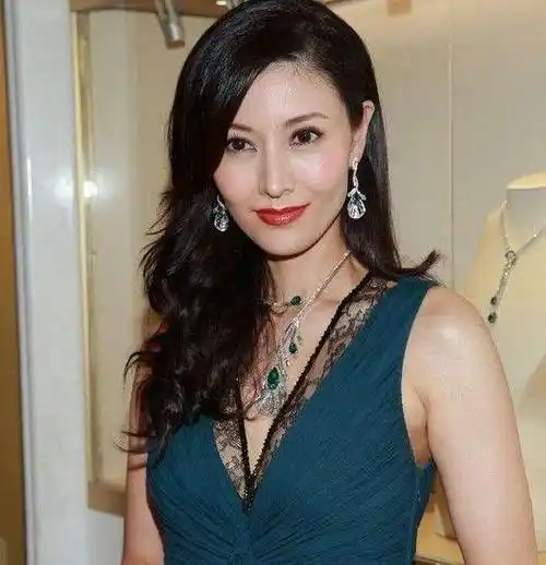 50岁的李嘉欣晒未修图素颜照,刘海造型非常显老_照片_美人_感觉