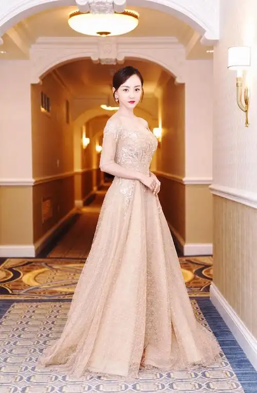 女神范儿!杨蓉一字肩长裙惊艳亮相颁奖礼