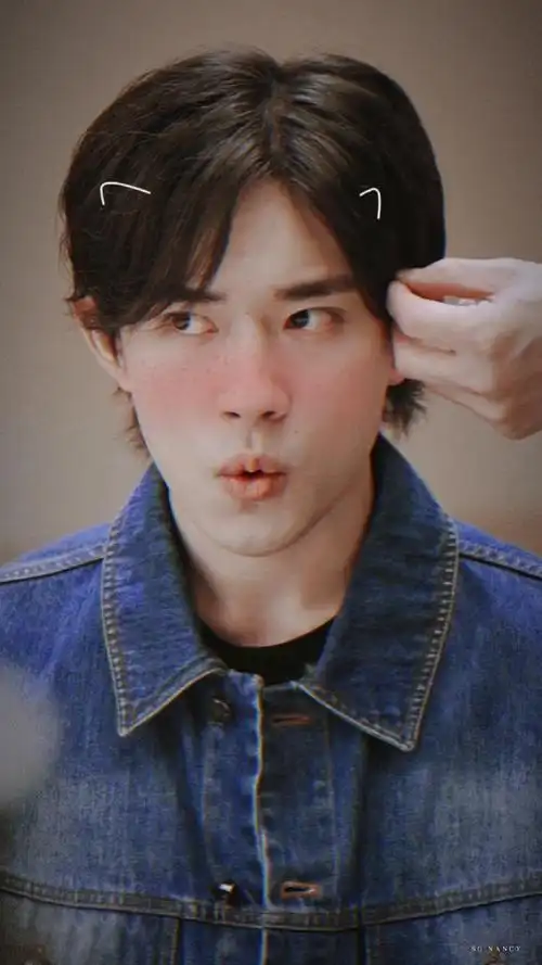 易烊千玺光阴的故事拍摄花絮#左看右看向前看可爱浅钱嘟嘴玩99