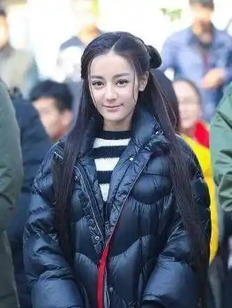 李溪芮和迪丽热巴都是杨幂嘉行工作室的签约艺人,所以你会看到杨幂演