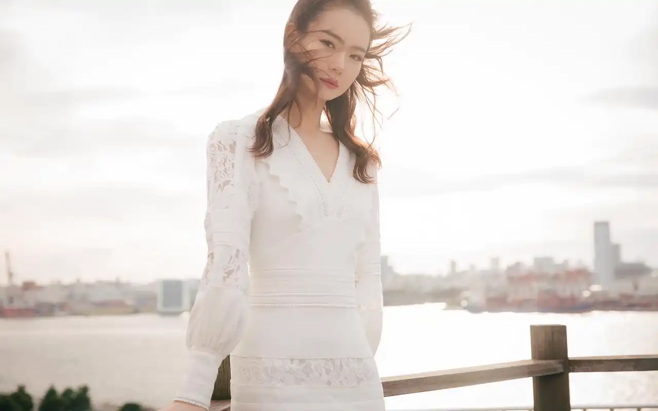 戚薇纯白优雅写真桌面壁纸