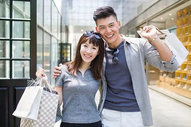 手搭在肩膀上图片_全景网