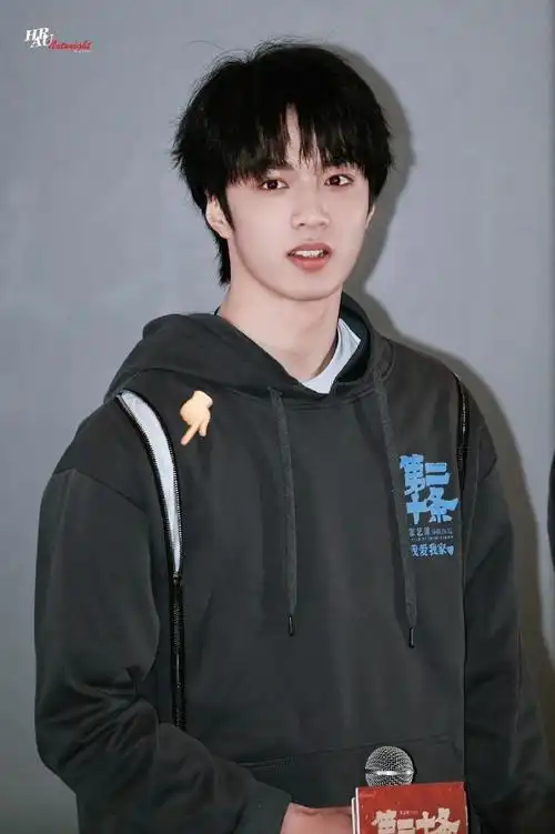 刘耀文#  05后24亿票房影人来啦～@时代少年团-刘耀文  评论区赴吵