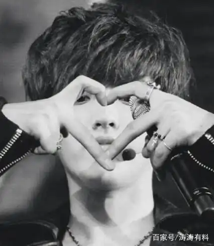 男明星拍照比心,王源可爱,李易峰无赖撩粉,网友:想做他女朋友