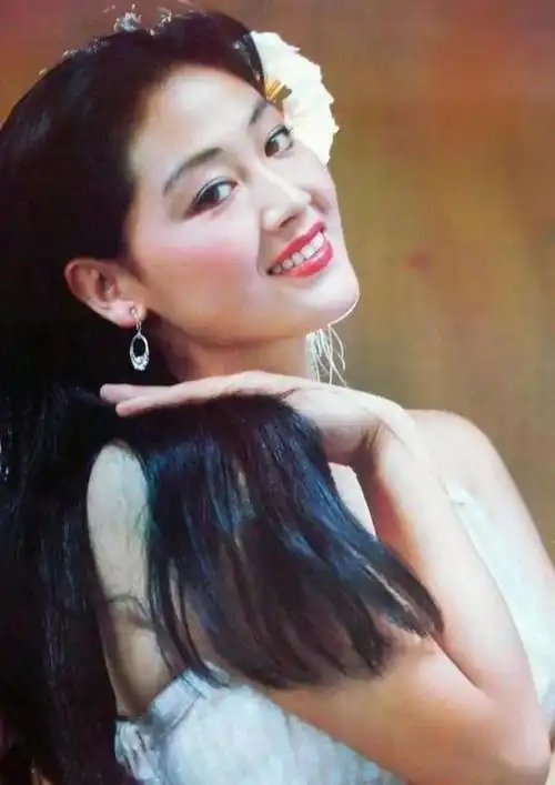 演员王姬嫁给初恋高峰(王姬现任丈夫高峰照片)