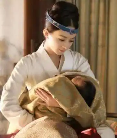 赵丽颖产子风波后网友想预测宝宝模样将夫妇俩照片一重叠