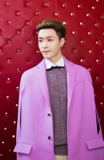 张艺兴紫色外衣耀眼贵气 网友:持美行凶