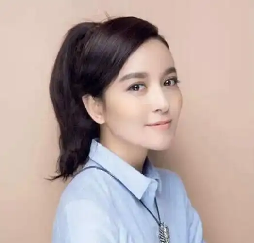 斜刘海的打造能提升发顶的蓬松度,让整体发型看起来更加的引人注目,也