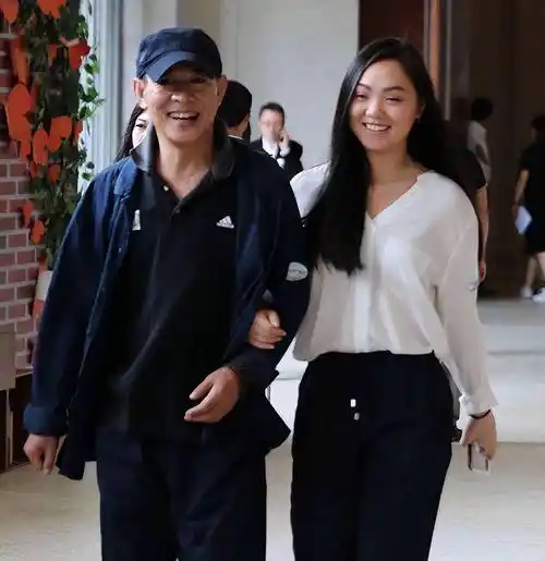 李连杰一家四口同框,两女都没妈妈有气质,一个比一个穿的开放