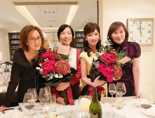 69岁赵雅芝与好友聚会!合影似两代人,别人老态明显,她仍像少女