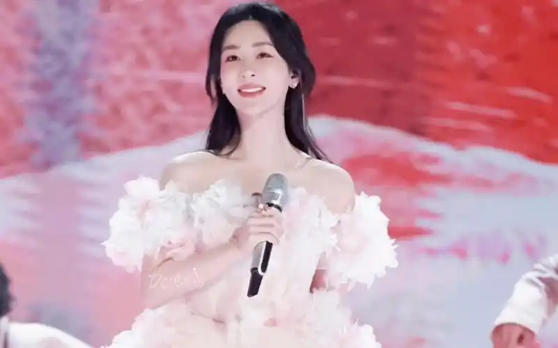 杨紫湖南卫视跨年晚会《粉色海洋》饭拍