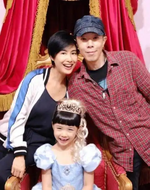 岁朱茵接女儿放学,眉眼间难掩疲倦,网友慨叹:女神老了_生活_显得_黄莺