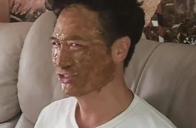 费曼晒爸爸吴镇宇丑照家里进贼了费曼搞笑男实锤了