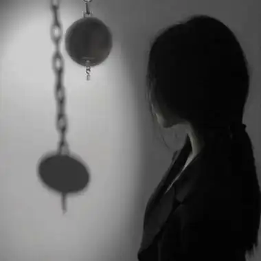 高清伤感的女生黑白头像侧脸图片