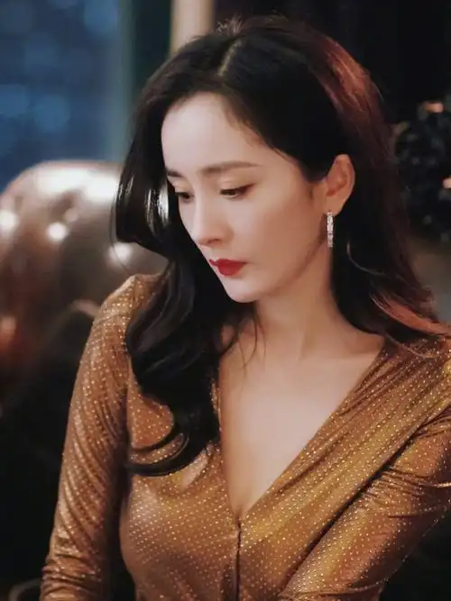 杨幂爱的二八定律 金色亮钻礼服晚宴造型