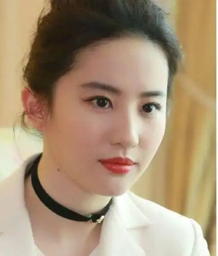 照例先来看组好看的发际线——刘亦菲.