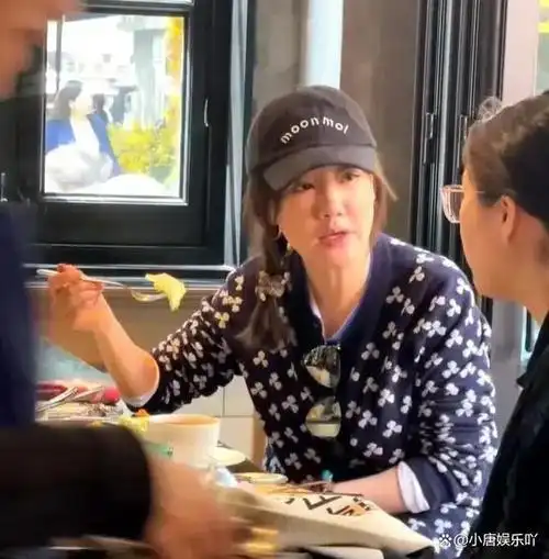 45岁薛佳凝和闺蜜上海聚餐打扮朴素无星味脸部皮肤松垮显苍老