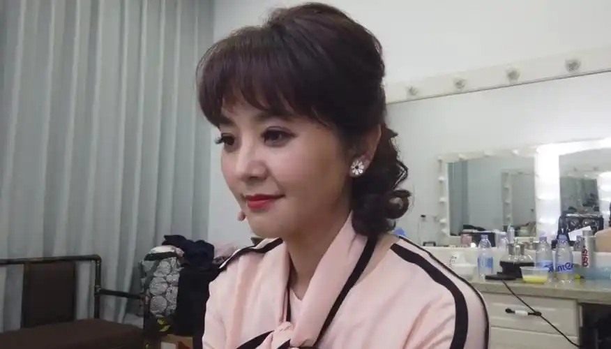 47岁方琼小区录节目!放声高歌遭居民围观,接地气被赞没明星架子