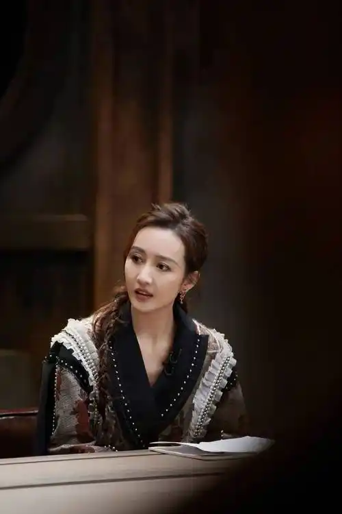 迪丽热巴示爱黄景瑜?王鸥未婚先孕?赵本山整顿古偶?白敬亭舔饼想飞升?